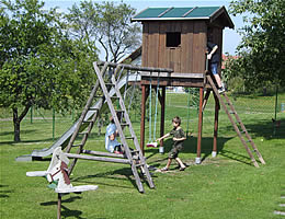 Kinderspielplatz mit Schaukeln